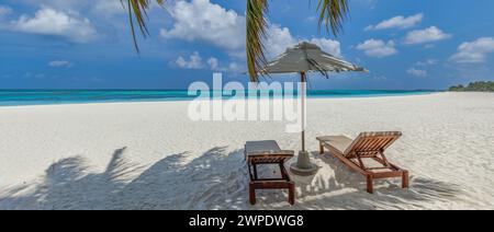 Tropischer Strand, Hintergrund mit Sommerlandschaft mit Liegestühlen, Palmen, ruhigem Meer, Sandhimmel. Romantischer Flitterwochentourismus. Liebe Zweisamkeit Stockfoto