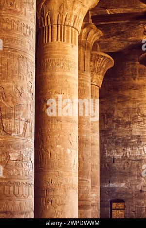 Das Innere des antiken Tempels in Ägypten. Säulen mit ägyptischen Hieroglyphen. Beliebtes ägyptisches Wahrzeichen. Das Alte Ägypten. Urlaubsziel. Historische Stätte. Stockfoto