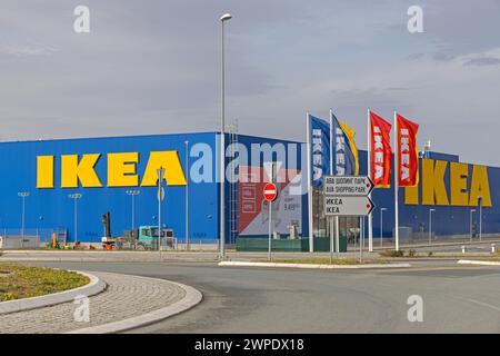 Belgrad, Serbien - 10. Februar 2024: Bunte Flaggen vor dem Ikea Scandinavian Furniture Store im Ava Shopping Park. Stockfoto