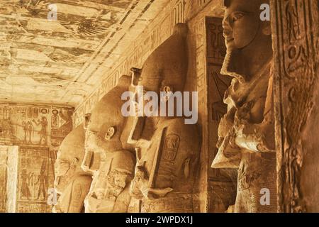 Skulpturen aus dem Großen Tempel von Ramesses II in Abu Simbel. Osiris-Säulen in der Hypostilhalle des Großen Tempels von Ramesses II Beliebte Ägypter Stockfoto