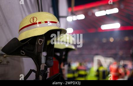München Deutschland. März 2024. Rettungshelm der Feuerwehr yern München - Lazio Rom 05.03.2024 Copyright (nur für journalistische Zwecke) von : Mori Stockfoto