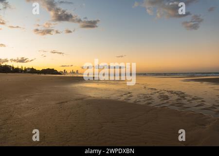 Weite Aufnahme von Burleigh Heads Beach, Gold Coast, Queensland, Australien bei Sonnenuntergang. Stockfoto
