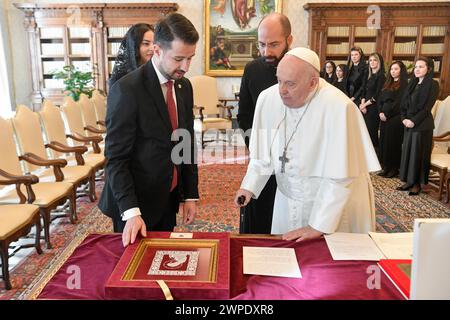 Vatikan, Vatikan. März 2024. Italien, Rom, Vatikan, 7.3.2024.Papst Franziskus empfängt Herrn Jakov Milatović, Präsident der Republik Montenegro, in Privataudienz auf dem Vatikanischen Foto von Vatikanischen Medien /Katholisches Pressefoto s. BESCHRÄNKT AUF REDAKTIONELLE VERWENDUNG - KEIN MARKETING - KEINE WERBEKAMPAGNEN. Quelle: Unabhängige Fotoagentur/Alamy Live News Stockfoto