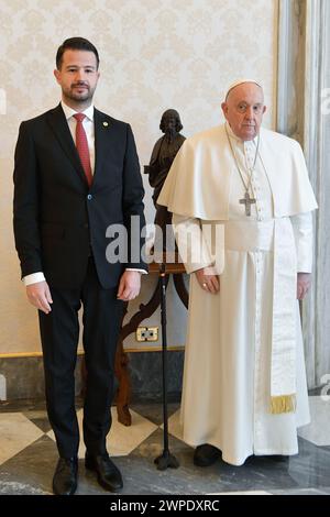 Vatikan, Vatikan. März 2024. Italien, Rom, Vatikan, 7.3.2024.Papst Franziskus empfängt Herrn Jakov Milatović, Präsident der Republik Montenegro, in Privataudienz auf dem Vatikanischen Foto von Vatikanischen Medien /Katholisches Pressefoto s. BESCHRÄNKT AUF REDAKTIONELLE VERWENDUNG - KEIN MARKETING - KEINE WERBEKAMPAGNEN. Quelle: Unabhängige Fotoagentur/Alamy Live News Stockfoto