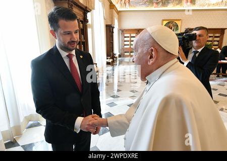 Vatikan, Vatikan. März 2024. Italien, Rom, Vatikan, 7.3.2024.Papst Franziskus empfängt Herrn Jakov Milatović, Präsident der Republik Montenegro, in Privataudienz auf dem Vatikanischen Foto von Vatikanischen Medien /Katholisches Pressefoto s. BESCHRÄNKT AUF REDAKTIONELLE VERWENDUNG - KEIN MARKETING - KEINE WERBEKAMPAGNEN. Quelle: Unabhängige Fotoagentur/Alamy Live News Stockfoto