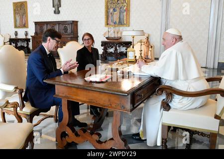 Vatikan, Vatikan. März 2024. Italien, Rom, Vatikan, 7.3.2024.Papst Franziskus empfängt in Privataudienz Salvador Illa i Roca im Vatikan Foto von Vatican Media /Catholic Press Photo s. BESCHRÄNKT AUF REDAKTIONELLE VERWENDUNG - KEIN MARKETING - KEINE WERBEKAMPAGNEN. Quelle: Unabhängige Fotoagentur/Alamy Live News Stockfoto