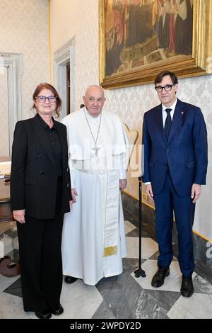 Vatikan, Vatikan. März 2024. Italien, Rom, Vatikan, 7.3.2024.Papst Franziskus empfängt in Privataudienz Salvador Illa i Roca im Vatikan Foto von Vatican Media /Catholic Press Photo s. BESCHRÄNKT AUF REDAKTIONELLE VERWENDUNG - KEIN MARKETING - KEINE WERBEKAMPAGNEN. Quelle: Unabhängige Fotoagentur/Alamy Live News Stockfoto