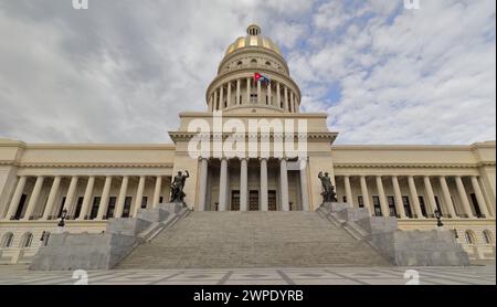 032 das National Capitol auf einer 55-stufigen Treppe, die zu einem Portikus mit 12 ionischen Säulen aus Granit führt, gekrönt von einer steinbedeckten Kuppel. Havanna-Kuba. Stockfoto