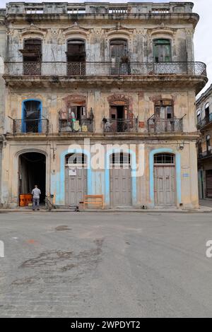 042 dreistöckiges Mietshaus in der Lamparilla Street, Old Havanna, mit gusseisernen Geländern Balkonen und Trockenwäsche. La Habana-Kuba. Stockfoto