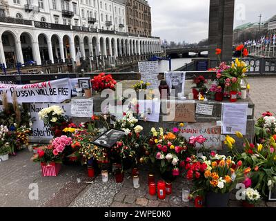 Hamburg, Deutschland. März 2024. Blumen, Fotos und Schilder auf dem Rathausmarkt erinnern an den toten Kreml-Gegner Nawalny. Autor: Thomas Müller/dpa/Alamy Live News Stockfoto