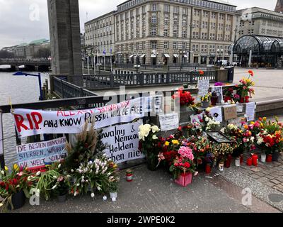 Hamburg, Deutschland. März 2024. Blumen, Fotos und Schilder auf dem Rathausmarkt erinnern an den toten Kreml-Gegner Nawalny. Autor: Thomas Müller/dpa/Alamy Live News Stockfoto