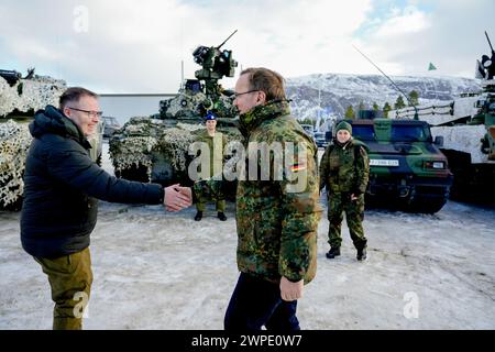 Alta 20240307.Verteidigungsminister Bjørn Arild Gram begrüßt seinen deutschen Kollegen Boris Pistoriu in Alta im Rahmen der Nordischen Militärübung. Über 20.000 norwegische und alliierte Soldaten aus 13 Ländern werden gemeinsam trainieren, um die nordische Region zu verteidigen. Die Soldaten kommen aus Belgien, Kanada, Dänemark, Finnland, Frankreich, Italien, Niederlande, Norwegen, Spanien, Großbritannien, Schweden, Deutschland und die USA. Die norwegische Militärübung „Cold Response“ hat eine lange Geschichte und findet alle zwei Jahre in Nordnorwegen statt. Aufgrund der NATO-Expansion mit Finnland und bald Schweden, die Übung Stockfoto