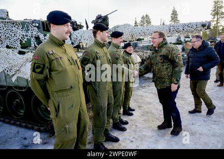 Alta 20240307.der deutsche Verteidigungsminister Boris Pistoriu und Verteidigungsminister Bjørn Arild Gram begrüßen Soldaten in der Brigade Nord in Alta im Zusammenhang mit der Nordischen Reaktion. Über 20.000 norwegische und alliierte Soldaten aus 13 Ländern werden gemeinsam trainieren, um die nordische Region zu verteidigen. Die Soldaten kommen aus Belgien, Kanada, Dänemark, Finnland, Frankreich, Italien, Niederlande, Norwegen, Spanien, Großbritannien, Schweden, Deutschland und die USA. Die norwegische Militärübung „Cold Response“ hat eine lange Geschichte und findet alle zwei Jahre in Nordnorwegen statt. Aufgrund der NATO-Erweiterung mit Finlan Stockfoto