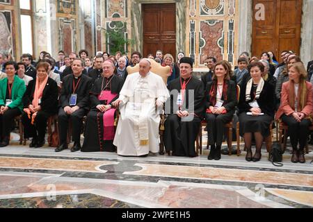 Vatikan, Vatikan. März 2024. Italien, Rom, Vatikan, 7.3.2024.Papst Franziskus empfängt in Privataudienz Teilnehmer des Internationalen Interuniversitätskongresses im Vatikan Foto von Vatikanischen Medien /Katholisches Pressefoto s. BESCHRÄNKT AUF REDAKTIONELLE VERWENDUNG - KEIN MARKETING - KEINE WERBEKAMPAGNEN. Quelle: Unabhängige Fotoagentur/Alamy Live News Stockfoto