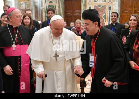 Vatikan, Vatikan. März 2024. Italien, Rom, Vatikan, 7.3.2024.Papst Franziskus empfängt in Privataudienz Teilnehmer des Internationalen Interuniversitätskongresses im Vatikan Foto von Vatikanischen Medien /Katholisches Pressefoto s. BESCHRÄNKT AUF REDAKTIONELLE VERWENDUNG - KEIN MARKETING - KEINE WERBEKAMPAGNEN. Quelle: Unabhängige Fotoagentur/Alamy Live News Stockfoto