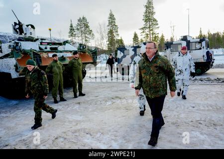 Alta 20240307.Bundesverteidigungsminister Boris Pistoriu besucht Soldaten in der Brigade Nord in Alta im Rahmen der Nordischen Militäreinrichtung. Über 20.000 norwegische und alliierte Soldaten aus 13 Ländern werden gemeinsam trainieren, um die nordische Region zu verteidigen. Die Soldaten kommen aus Belgien, Kanada, Dänemark, Finnland, Frankreich, Italien, Niederlande, Norwegen, Spanien, Großbritannien, Schweden, Deutschland und die USA. Die norwegische Militärübung „Cold Response“ hat eine lange Geschichte und findet alle zwei Jahre in Nordnorwegen statt. Aufgrund der NATO-Expansion mit Finnland und bald Schweden hat die Übung b Stockfoto