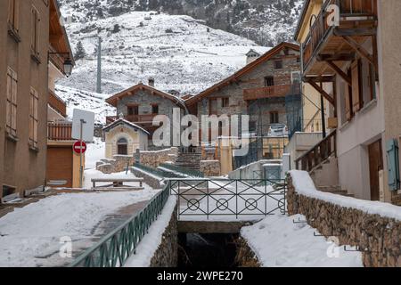 Winterblick auf die Rue des Jardins in Lanslebourg, einer kleinen, malerischen Stadt in den französischen Alpen Stockfoto