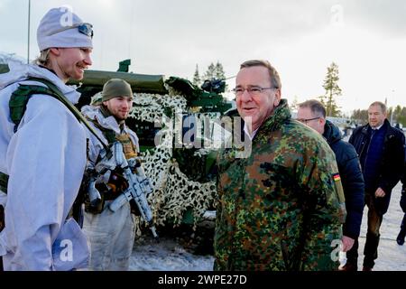 Alta 20240307.Bundesverteidigungsminister Boris Pistoriu begrüßt Soldaten in Alta im Rahmen der Nordischen Reaktion. Über 20.000 norwegische und alliierte Soldaten aus 13 Ländern werden gemeinsam trainieren, um die nordische Region zu verteidigen. Die Soldaten kommen aus Belgien, Kanada, Dänemark, Finnland, Frankreich, Italien, Niederlande, Norwegen, Spanien, Großbritannien, Schweden, Deutschland und die USA. Die norwegische Militärübung „Cold Response“ hat eine lange Geschichte und findet alle zwei Jahre in Nordnorwegen statt. Aufgrund der NATO-Erweiterung mit Finnland und bald Schweden wurde die Übung auf ausgeweitet Stockfoto