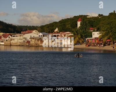 Panoramablick auf die Stadt und den Strand von deshaies, basse Terre, guadeloupe, französisch-westindien. Dorf am Abend, mit Blick auf das karibische Meer. Stockfoto