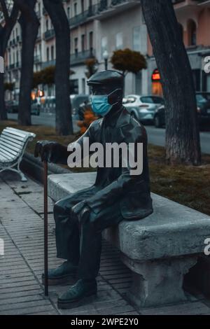 Statue der älteren Virgili auf der Rambla Nova in Tarragona, mit einer Maske wegen COVID-19. Stockfoto