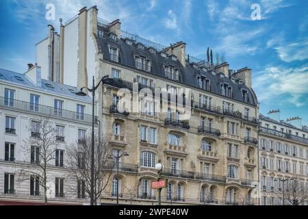 Paris, wunderschöne Gebäude Boulevard Voltaire im 11e Arrondissement, mit einem U-Bahn-Schild Stockfoto