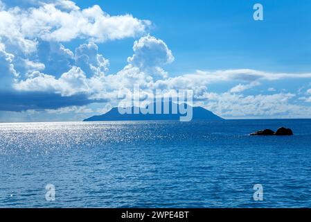 Island Silhouette von der Insel Mahe aus gesehen. Die Insel Silhouette liegt 20 km nordwestlich von Mahé auf den Seychellen. Es ist die drittgrößte Granitinsel in Stockfoto