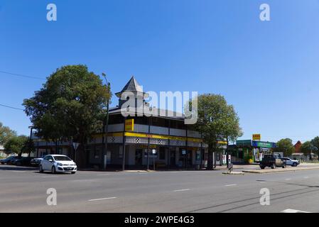 Commonwealth Hotel (1927) mit Queensland Bottle Trees Roma Queensland Australien Stockfoto