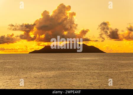 Island Silhouette von der Insel Mahe aus gesehen. Die Insel Silhouette liegt 20 km nordwestlich von Mahé auf den Seychellen. Es ist die drittgrößte Granitinsel in Stockfoto