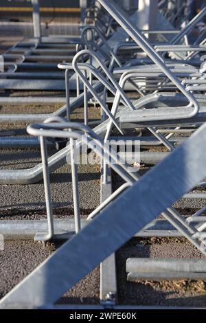 Radparkplätze am Hauptbahnhof Farnborough mit Fahrradständern, Farnborough, Hampshire, Großbritannien Stockfoto