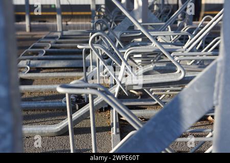 Radparkplätze am Hauptbahnhof Farnborough mit Fahrradständern, Farnborough, Hampshire, Großbritannien Stockfoto