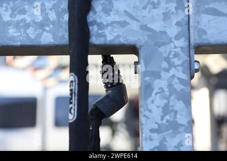 Fahrradparkplätze Fahrradschloss-Kombinationsschloss am Hauptbahnhof Farnborough mit Fahrradständern, Farnborough, Hampshire, Großbritannien Stockfoto