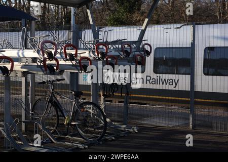 Radparkplätze am Hauptbahnhof Farnborough mit Fahrradständern, Farnborough, Hampshire, Großbritannien Stockfoto