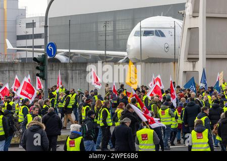 07. März 2024, Hessen, Frankfurt/Main: Ein Protestzug von Streikenden marschiert vom Lufthansa Aviation Center zum Terminal 1 mit Bannern und Verdi-Fahnen. Im Hintergrund ist ein Flugzeug der Lufthansa zu sehen. Mit erneuten Warnstreiks mehrerer Berufsgruppen lähmt die Verdi union am Donnerstag und Freitag wichtige Teile des deutschen Luftverkehrs. Foto: Lando Hass/dpa Stockfoto