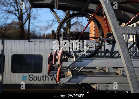 Radparkplätze am Hauptbahnhof Farnborough mit Fahrradständern, Farnborough, Hampshire, Großbritannien Stockfoto