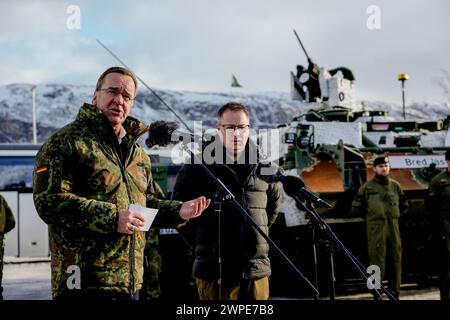 Alta 20240307.Verteidigungsminister Bjørn Arild Gram und sein deutscher Kollege Boris Pistoriu in Alta im Zusammenhang mit der Nordischen Militärübung. Über 20.000 norwegische und alliierte Soldaten aus 13 Ländern werden gemeinsam trainieren, um die nordische Region zu verteidigen. Die Soldaten kommen aus Belgien, Kanada, Dänemark, Finnland, Frankreich, Italien, Niederlande, Norwegen, Spanien, Großbritannien, Schweden, Deutschland und die USA. Die norwegische Militärübung „Cold Response“ hat eine lange Geschichte und findet alle zwei Jahre in Nordnorwegen statt. Aufgrund der NATO-Expansion mit Finnland und bald Schweden hat die Übung begonnen Stockfoto