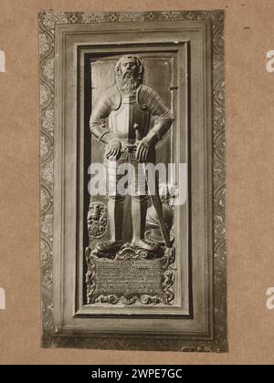 Grabstein von Stanis Kiewski aus der Zeit um 1588 in der Kathedrale der Himmelfahrt der Heiligen Jungfrau Maria in Lemberg, dokumentiert von Józef Kościesza-Jaworski zwischen 1912 und 1922. Stockfoto