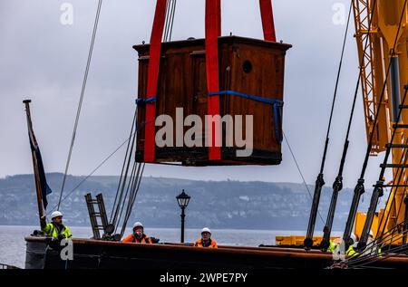 Dundee, Großbritannien. 07. März 2024 im Bild: Als Teil der 1,4 Millionen Pfund schweren Erhaltung der RRS Discovery in Dundee werden zwei cuddy's vom Deck entfernt. Die beiden Bauwerke wurden zuletzt vor über einem Jahrhundert verschoben und ermöglichen dringende Arbeiten am inneren Rumpf, Bug und Propellerschaft, einschließlich Verfall in den Heckhölzern. Quelle: Rich Dyson/Alamy Live News Stockfoto