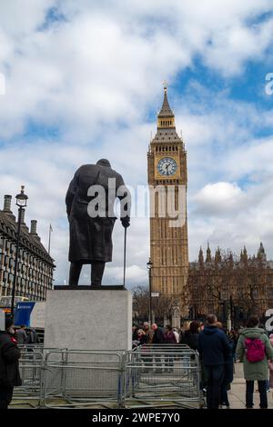 Westminster, London, Großbritannien. März 2024. Die berühmte Statue von Sir Winston Churchill gegenüber Big Ben und dem House of Commons in Westminster, London, hat Barrieren, um es den Demonstranten zu erschweren, auf die Statue zu klettern oder sie zu entlarven, wie es zuvor geschehen ist. Der Police Crime, Sentencing and Courts Act 2022 und der Public Order Act 2023 enthalten neue Straftaten der „strafrechtlichen Beschädigung von Denkmälern und Statuen“, die neue Gesetzgebung macht es jedoch nicht zu einem Verbrechen, auf Denkmäler zu klettern. Kredit: Maureen McLean/Alamy Stockfoto