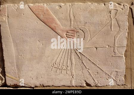 Geschnitztes Detail in einem Block an den Ruinen des antiken Yebu, Elephantine Island, Assuan, Ägypten Stockfoto