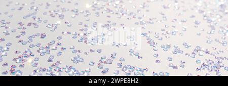 Banner mit silbernem Kristallkonfetti auf blauem Hintergrund. Selektiver Fokus. Stockfoto