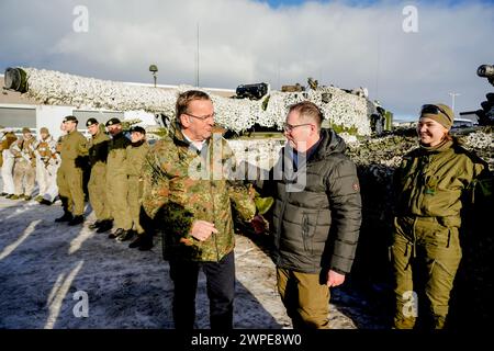 Alta 20240307.Verteidigungsminister Bjørn Arild Gram und sein deutscher Kollege Boris Pistoriu in Alta im Zusammenhang mit der Nordischen Militärübung. Über 20.000 norwegische und alliierte Soldaten aus 13 Ländern werden gemeinsam trainieren, um die nordische Region zu verteidigen. Die Soldaten kommen aus Belgien, Kanada, Dänemark, Finnland, Frankreich, Italien, Niederlande, Norwegen, Spanien, Großbritannien, Schweden, Deutschland und die USA. Die norwegische Militärübung „Cold Response“ hat eine lange Geschichte und findet alle zwei Jahre in Nordnorwegen statt. Aufgrund der NATO-Expansion mit Finnland und bald Schweden hat die Übung begonnen Stockfoto