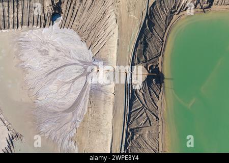 Industriekohle, abstrakter Sendimentationstank in Polen. Industrieller See: Drohne aus der Luft. Absetzbecken und Klärer sind auf Wa Stockfoto