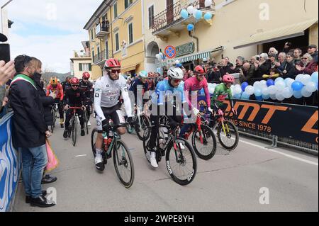 Giulianova, Italien. März 2024. Der Start der 4. Arrone-Giulianova des 59. Tirreno-Adriatico in der Arrone, Italien am 7. März 2024 während der 4. Etappe - Arrone-Giulianova, Radfahren Tirreno Adriatico in Giulianova, Italien, 07. März 2024 Credit: Independent Photo Agency/Alamy Live News Stockfoto