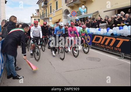 Giulianova, Italien. März 2024. Der Start der 4. Arrone-Giulianova des 59. Tirreno-Adriatico in der Arrone, Italien am 7. März 2024 während der 4. Etappe - Arrone-Giulianova, Radfahren Tirreno Adriatico in Giulianova, Italien, 07. März 2024 Credit: Independent Photo Agency/Alamy Live News Stockfoto