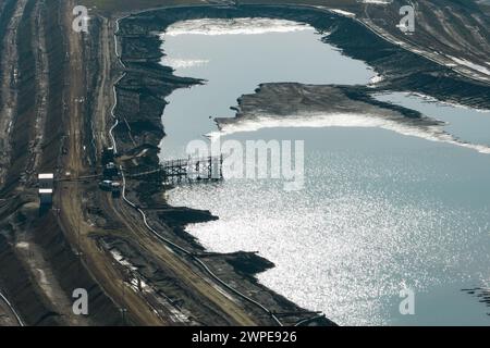 Industriekohle, abstrakter Sendimentationstank in Polen. Industrieller See: Drohne aus der Luft. Absetzbecken und Klärer sind auf Wa Stockfoto