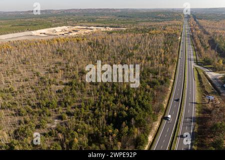 Industriekohle, abstrakter Sendimentationstank in Polen. Industrieller See: Drohne aus der Luft. Absetzbecken und Klärer sind auf Wa Stockfoto