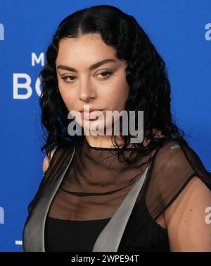 Los Angeles, USA. März 2024. Charli XCX kommt bei den Billboard Women in Music Awards 2024 an, die am Mittwoch, den 6. März 2024, im YouTube Theater im Hollywood Park in Inglewood, KALIFORNIEN, stattfinden. (Foto: Sthanlee B. Mirador/SIPA USA) Credit: SIPA USA/Alamy Live News Stockfoto