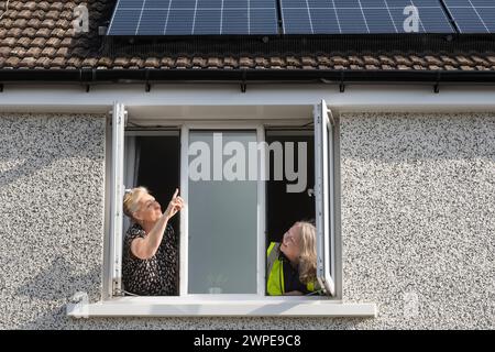 Edinburgh, 6. März 2024. Patrick Harvie, Minister der schottischen Regierung für CO2-freie Gebäude, besucht gemeinsam mit Jane Meagher, Wohnungsbaukonvenieur der Stadt Edinburgh, die laufenden Arbeiten zur Verbesserung des Wohnraums in Oxgangs, wo der Rat Energieeffizienzmaßnahmen einführt; und in Gilmerton, wo Changeworks Isolierungen und Solarpaneele liefert, um Häuser wärmer zu machen und die Treibstoffkosten zu senken. Der Besuch fand vor der Schließung der Konsultation der schottischen Regierung in Gebäuden am Freitag, den 8. März, statt. Tom Duffin Fotograf Stockfoto