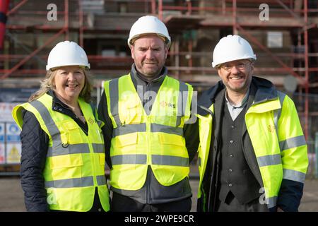 Edinburgh, 6. März 2024. Patrick Harvie, Minister der schottischen Regierung für CO2-freie Gebäude, besucht gemeinsam mit Jane Meagher, Wohnungsbaukonvenieur der Stadt Edinburgh, die laufenden Arbeiten zur Verbesserung des Wohnraums in Oxgangs, wo der Rat Energieeffizienzmaßnahmen einführt; und in Gilmerton, wo Changeworks Isolierungen und Solarpaneele liefert, um Häuser wärmer zu machen und die Treibstoffkosten zu senken. Der Besuch fand vor der Schließung der Konsultation der schottischen Regierung in Gebäuden am Freitag, den 8. März, statt. Tom Duffin Fotograf Stockfoto