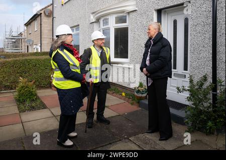 Edinburgh, 6. März 2024. Patrick Harvie, Minister der schottischen Regierung für CO2-freie Gebäude, besucht gemeinsam mit Jane Meagher, Wohnungsbaukonvenieur der Stadt Edinburgh, die laufenden Arbeiten zur Verbesserung des Wohnraums in Oxgangs, wo der Rat Energieeffizienzmaßnahmen einführt; und in Gilmerton, wo Changeworks Isolierungen und Solarpaneele liefert, um Häuser wärmer zu machen und die Treibstoffkosten zu senken. Der Besuch fand vor der Schließung der Konsultation der schottischen Regierung in Gebäuden am Freitag, den 8. März, statt. Tom Duffin Fotograf Stockfoto